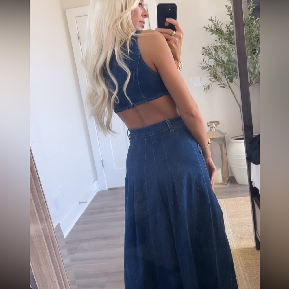 Stylish Blue Denim Maxi Dress with Front Slit & Gold Buttons - Picture 5 of 6